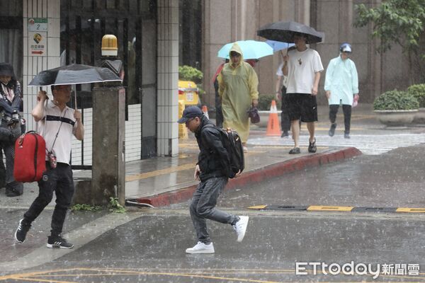 ▲▼梅雨、豪雨、行人、大雨特報、雷雨、下雨、下雨天、雨傘天氣配圖 。（圖／記者劉耿豪攝）