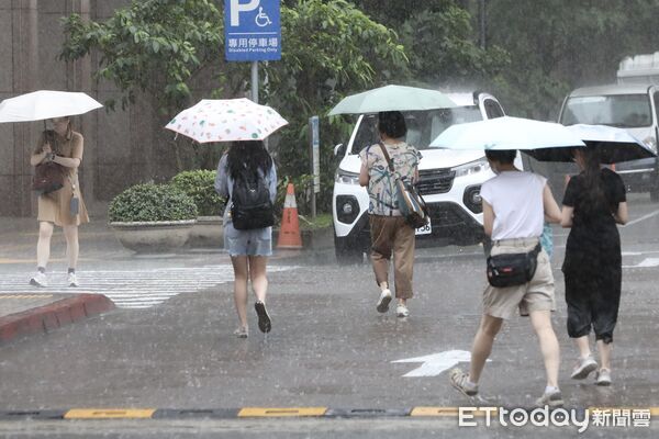 ▲▼梅雨、豪雨、行人、大雨特報、雷雨、下雨、下雨天、雨傘天氣配圖 。(圖/記者劉耿豪攝)