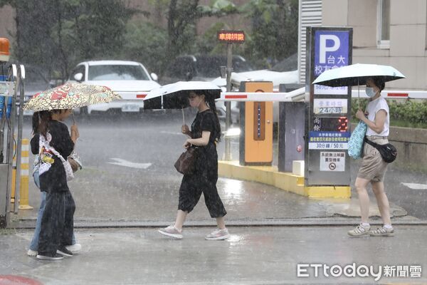 ▲▼梅雨、豪雨、行人、大雨特報、雷雨、下雨、下雨天、雨傘天氣配圖 。（圖／記者劉耿豪攝）