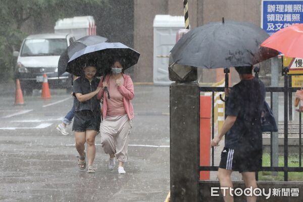 ▲▼梅雨、豪雨、行人、大雨特報、雷雨、下雨、下雨天、雨傘天氣配圖 。（圖／記者劉耿豪攝）