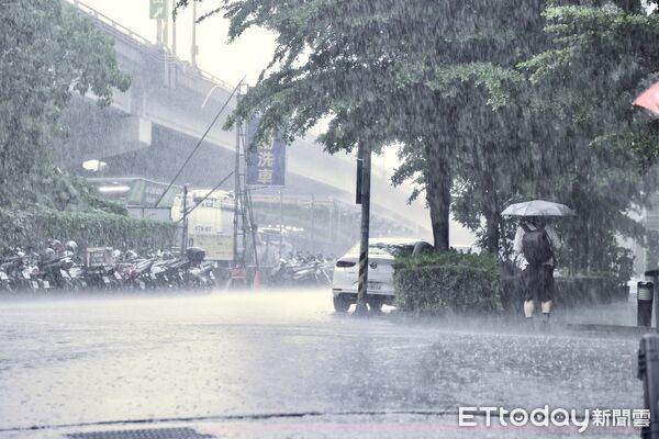 ▲▼大雨,午後雷雨      。（圖／記者徐文彬攝）