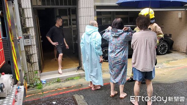 ▲台北信義區吳興街一處民宅因午後雷陣雨水淹及胸。（圖／記者黃彥傑攝）