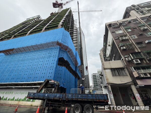▲大雷雨狂炸！北市中正區工地「2工人遭雷擊」送醫救治。（圖／記者邱中岳翻攝）