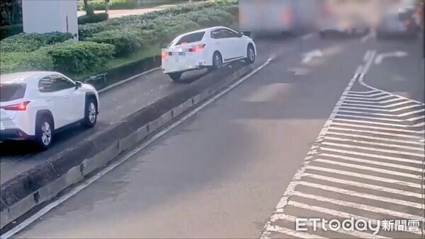 ▲小客車駕駛疑因恍神、整輛車跨上分隔島動彈不得。（圖／記者張君豪翻攝）