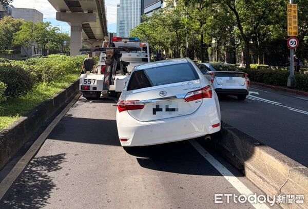 ▲小客車駕駛疑因恍神、整輛車跨上分隔島動彈不得。（圖／記者張君豪翻攝）