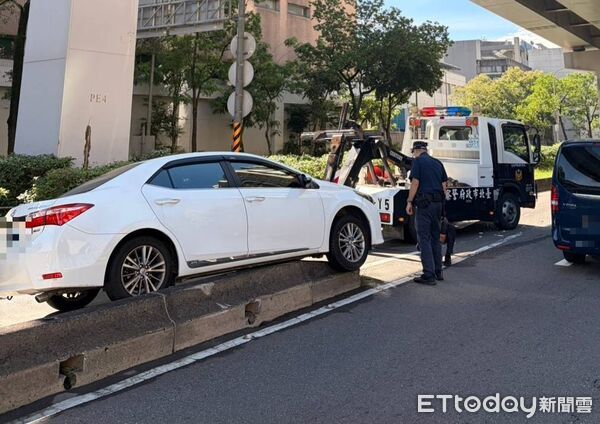 ▲小客車駕駛疑因恍神、整輛車跨上分隔島動彈不得。（圖／記者張君豪翻攝）