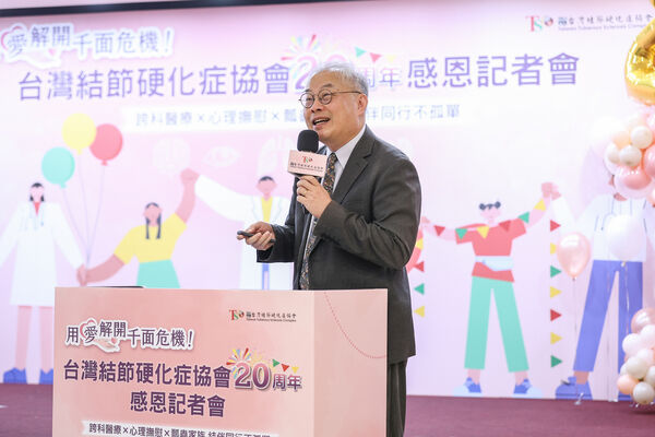 ▲▼台大基因醫學部陳沛隆教授說明結節硬化症。（圖／台灣結節硬化症協會提供）