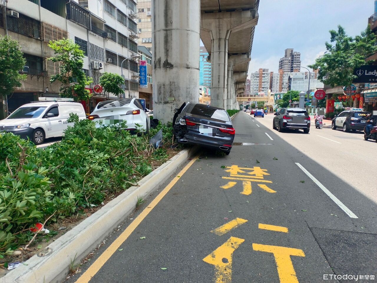 台中特斯拉對決BMW!2車失控衝上分隔島 撞上同一根橋墩 | ETtoday社會新聞 | ETtoday新聞雲