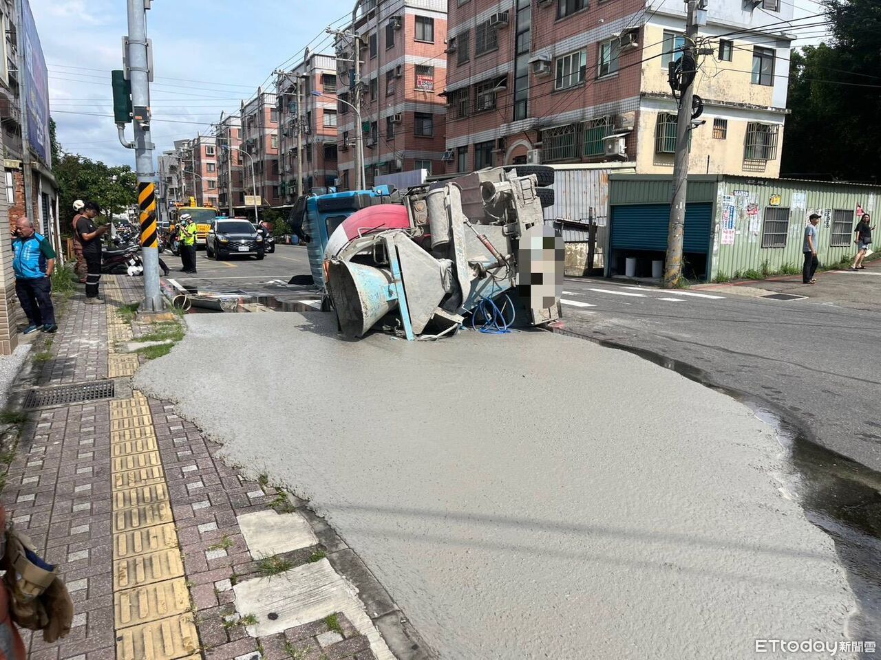 快訊/新竹混凝土預拌車翻覆「波及3機車」! 釀4人受傷 | ETtoday社會新聞 | ETtoday新聞雲