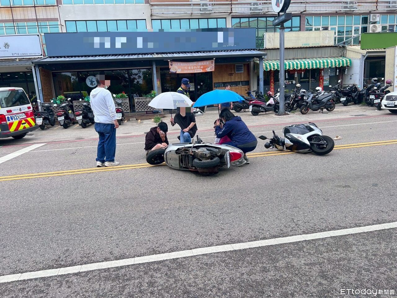 金門環島北路2機車碰撞倒路中...3人送醫 路人伸援手幫撐傘 | ETtoday社會新聞 | ETtoday新聞雲