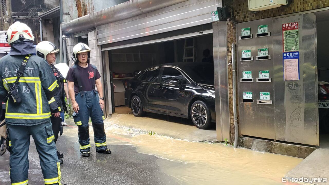 快訊/暴雨積水灌進信義區民宅 「淹到胸口」消防急救受困民眾 | ETtoday社會新聞 | ETtoday新聞雲