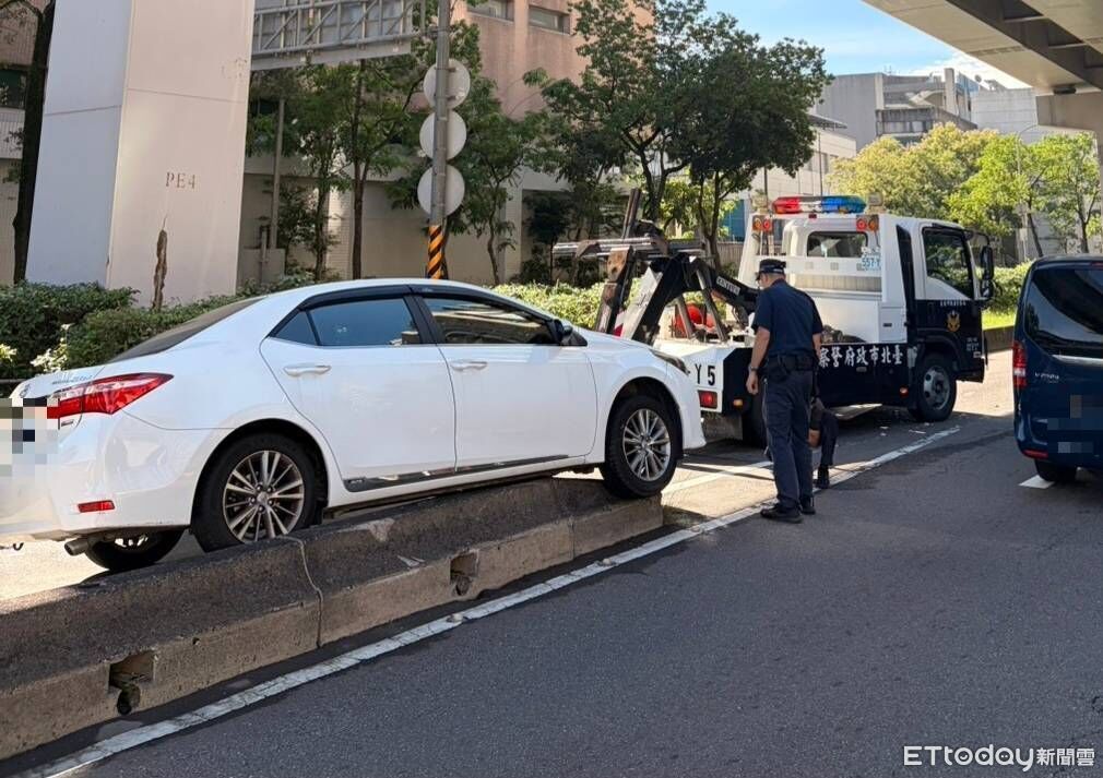 駕駛上班恍神!自小客「咚一下」騎上分隔島 後方秒變停車場 | ETtoday社會新聞 | ETtoday新聞雲