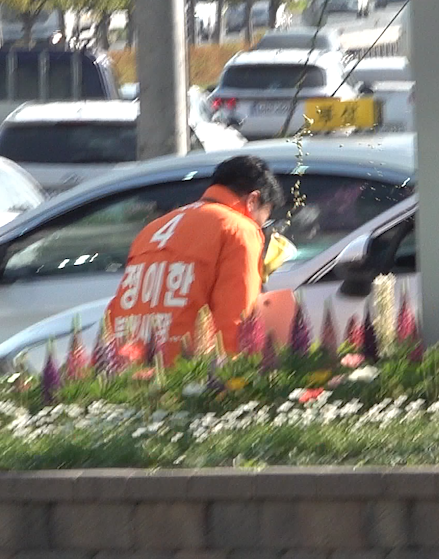 ▲▼改革新黨釜山市長候選人鄭莉翰4月27日遭汽車駕駛潑灑飲料攻擊。（圖／改革新黨鄭莉翰選舉對策委員會）