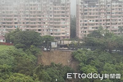 快訊/暴雨炸新店驚傳「土石坍方」 汽、機車恐怖墜崖畫面曝