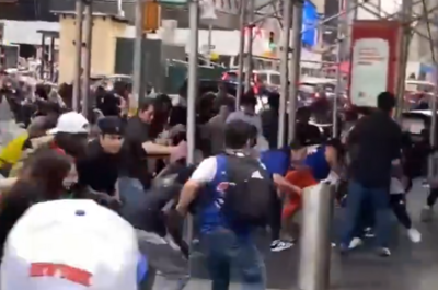 快訊／紐約時報廣場爆槍響！　觀光客「尖叫逃竄」畫面曝