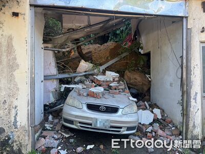 連日豪雨!基隆山坡土石崩塌沖進車庫 轎車慘被壓爛畫面曝