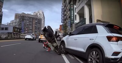 休旅車開出停車格!機車猛撞「蓋棉被」翻車 50mins後原地又被撞