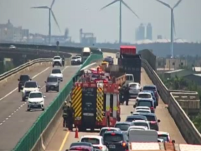 快訊/西濱大安段砂石車折甘蔗!駕駛遭壓車輪下 臟器外露慘死