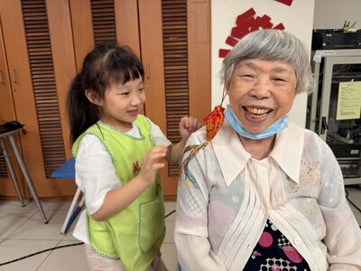 失智長輩跟著端午歌謠拍手哼唱 醫揭「懷舊治療」助維持認知功能
