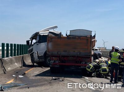 恐怖車禍!砂石車撞分隔島...駕駛摔出擋風玻璃 被自車後輪輾斃