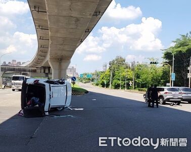 高雄楠梓路口2車猛撞！轎車側翻躺路中央3人傷　驚悚畫面曝光