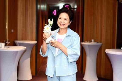 楊貴媚親赴偏鄉「替失能長者洗澡」惹淚　行善20年獲首屆真善美大賞！
