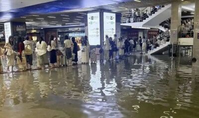武漢暴雨灌進武昌火車站 積水淹到腳踝...旅客走臨時「木板橋」
