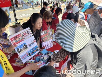台中穿「木屐躦鯪鯉」避厄運 中警神接哏:躦過詐騙卡安全