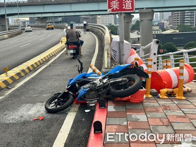 快訊/新北大橋機車自摔!54歲男口鼻出血 命危送醫搶救