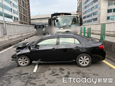 端午連假第一天酒駕肇事...整台車橫躺路中央 工人:早上喝的