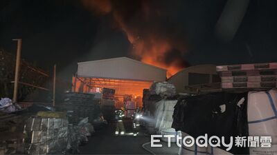 快訊／台南善化工廠火警　火舌濃煙沖天