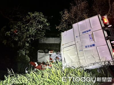 快訊/台南國3深夜車禍 2輛貨車碰撞「墜入邊坡翻覆」
