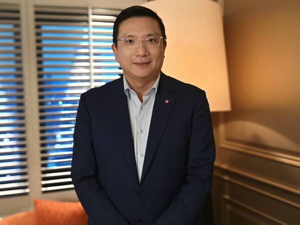 ▲左起陽明行政長邱曾玉、技術長吳宜達、總經理李明輝、董事長蔡豐明、業務長李文忠、策略長曾建彰、運籌長江嘉文。（圖／記者張佩芬攝）