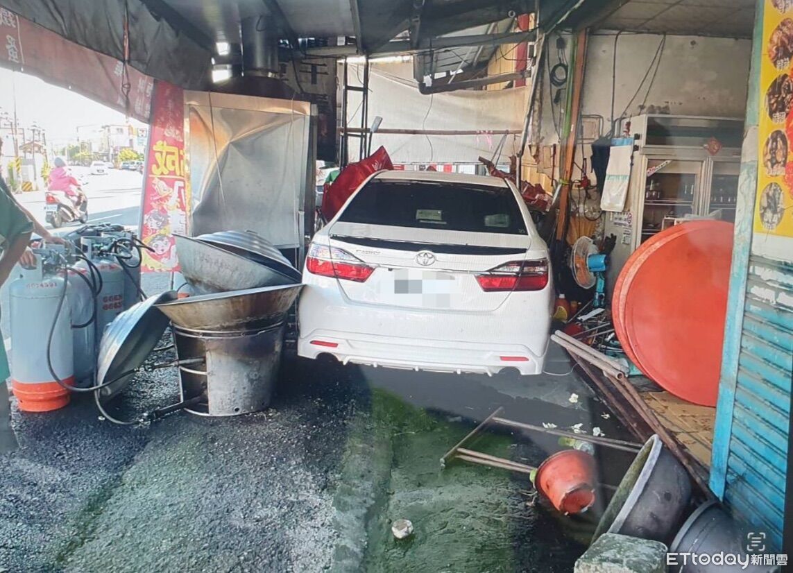 24歲男醉駕上路碰機車!暴衝撞爛總舖師店面 爐桌全毀畫面曝 | ETtoday社會新聞 | ETtoday新聞雲