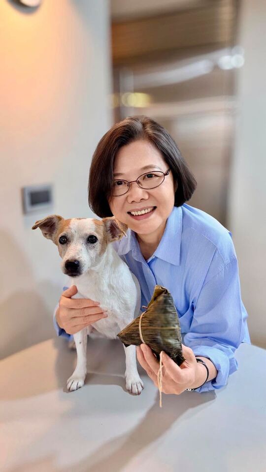 蔡英文拿粽子與愛犬樂樂獻端午祝福 「為國家團結什麼粽我都喜歡」 | ETtoday政治新聞 | ETtoday新聞雲