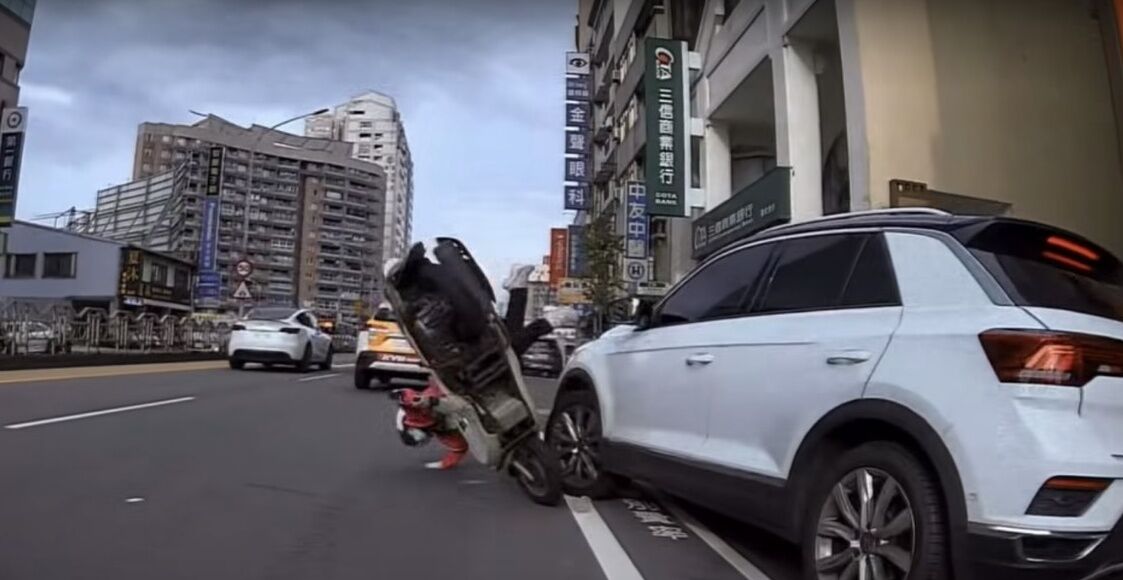 休旅車開出停車格!機車猛撞「蓋棉被」翻車 50mins後原地又被撞 | ETtoday社會新聞 | ETtoday新聞雲