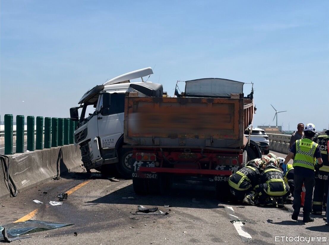 恐怖車禍!砂石車撞分隔島...駕駛摔出擋風玻璃 被自車後輪輾斃 | ETtoday社會新聞 | ETtoday新聞雲