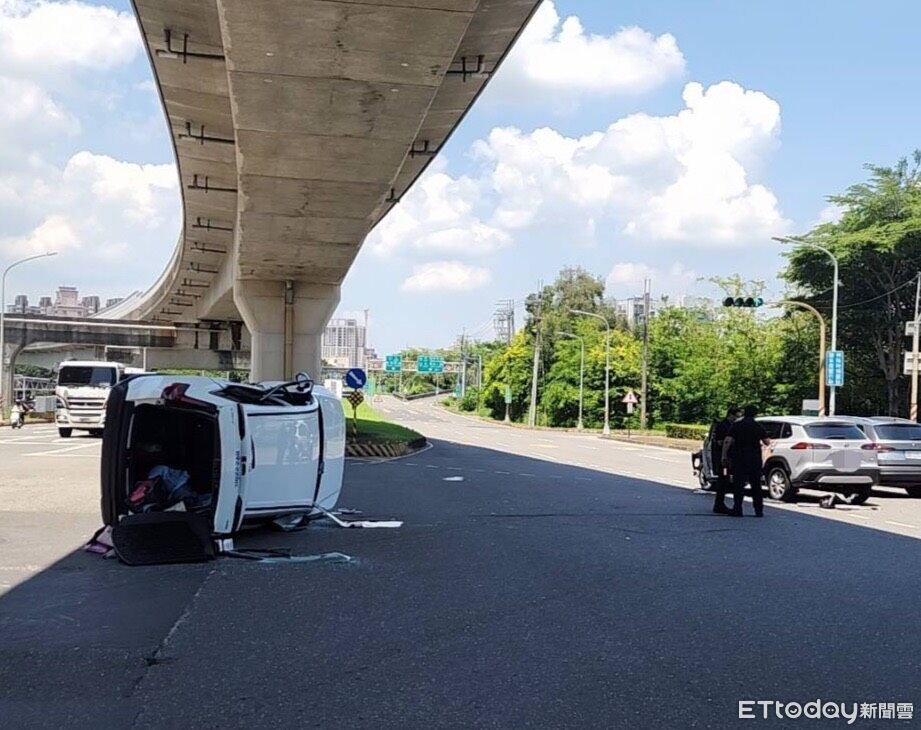 高雄楠梓路口2車猛撞!轎車側翻躺路中央3人傷 驚悚畫面曝光 | ETtoday社會新聞 | ETtoday新聞雲
