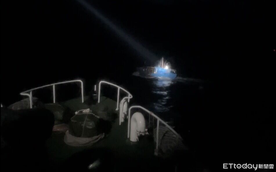 澎湖外海抓越界對岸漁船!6船員連夜押回 大陸海警船現身騷擾 | ETtoday社會新聞 | ETtoday新聞雲