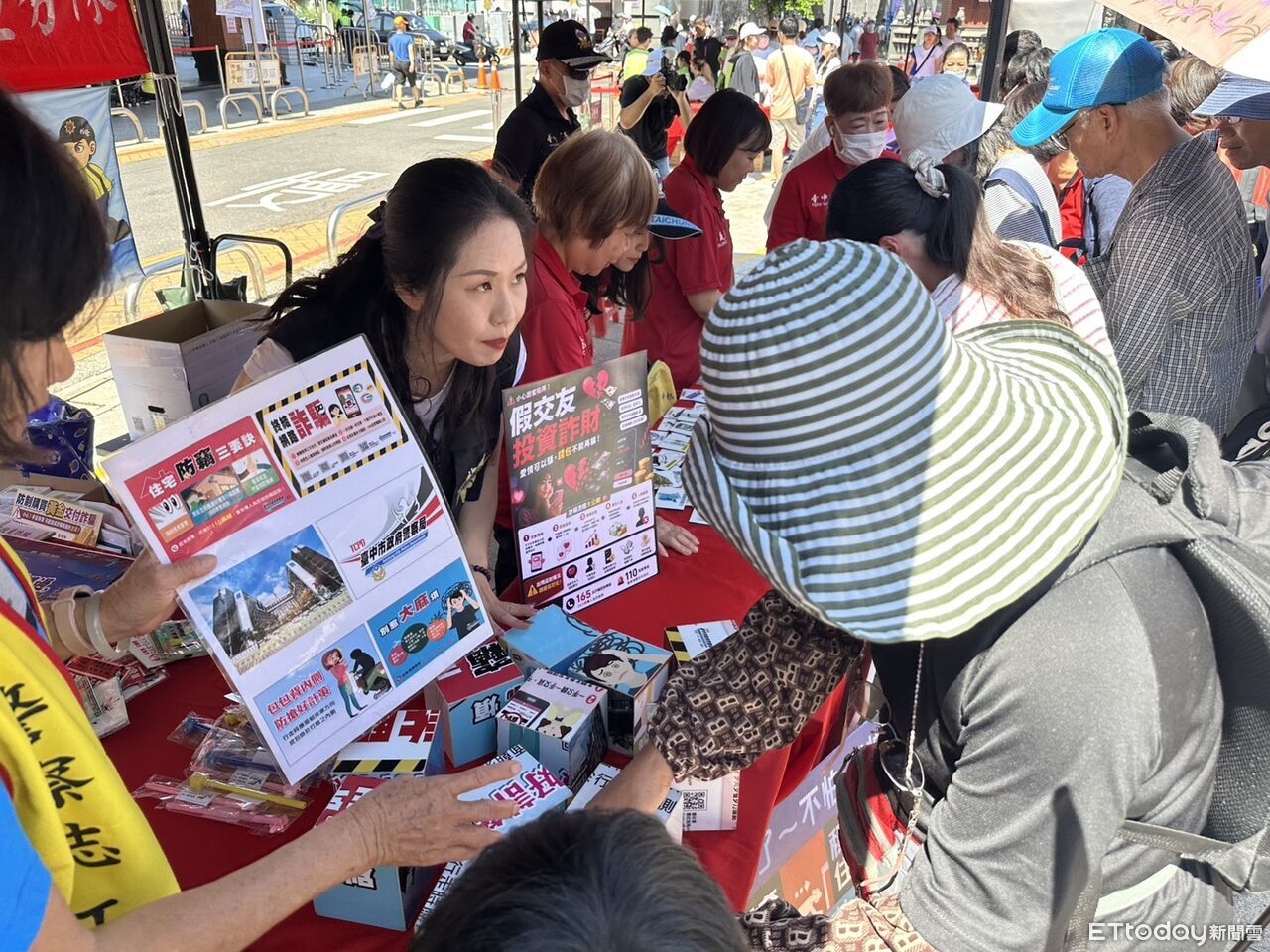 台中穿「木屐躦鯪鯉」避厄運 中警神接哏:躦過詐騙卡安全 | ETtoday社會新聞 | ETtoday新聞雲