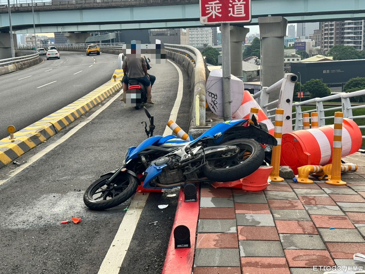 快訊/新北大橋機車自摔!54歲男口鼻出血 命危送醫搶救 | ETtoday社會新聞 | ETtoday新聞雲