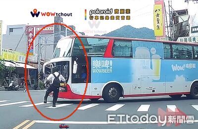 班馬線走一半！驚見客運轉彎衝過來　行人「瑪利歐跳躍」逃命