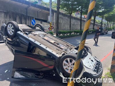 女駕車自撞電桿「4輪朝天」油漏滿地 2騎士來不及閃又追撞