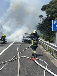 端午節國道火燒車！冷氣冒氣停車檢查　親眼見愛車被燒剩骨架