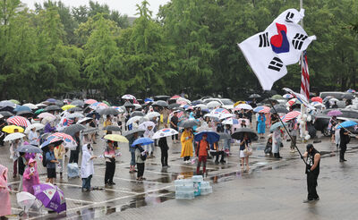 連續抗議第16天！韓極右派喊「重新選舉」　包圍體育場館毆打記者