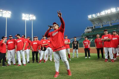 味全封王夜吉力吉撈霸氣喊目標「總冠軍」　感動龍迷從不到百人到塞滿外野