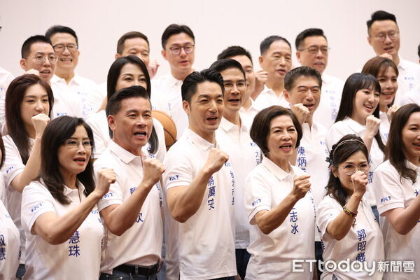 ▲台北市長蔣萬安與黨籍議員候選人拍攝形象照。（圖／記者林敬旻攝）