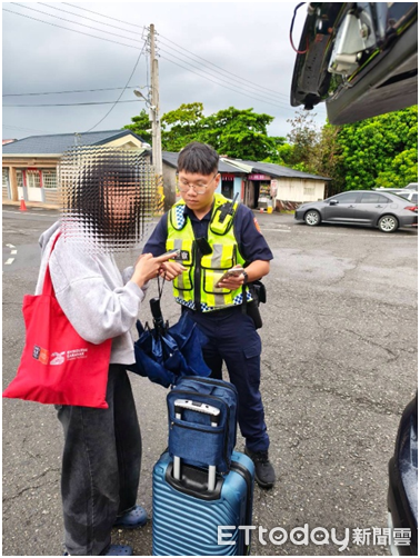 和運將吵架被丟包!港籍女大生揮手求助 內埔暖警直送火車站 | ETtoday社會新聞 | ETtoday新聞雲