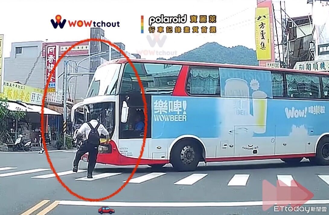 班馬線走一半!驚見客運轉彎衝過來 行人「瑪利歐跳躍」逃命 | ETtoday社會新聞 | ETtoday新聞雲