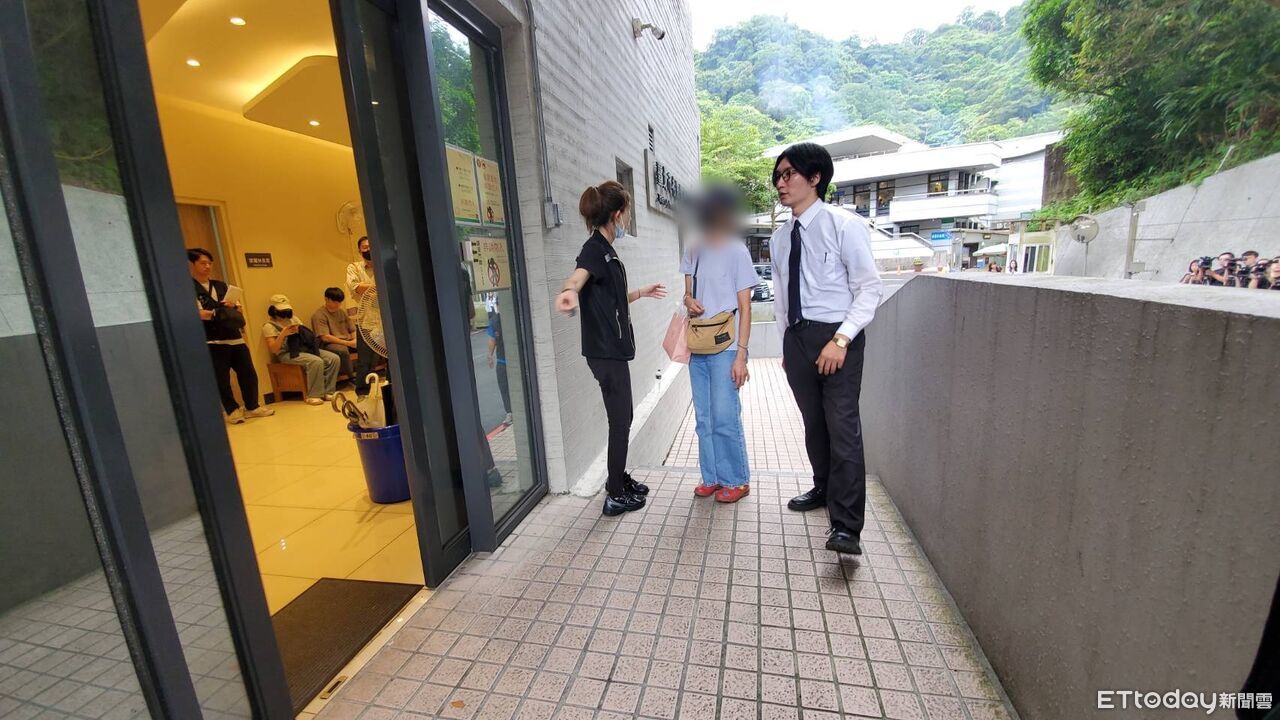 貨車仰德大道逆向撞死文大生!母悲痛抵殯儀館 肇事運將也到場 | ETtoday社會新聞 | ETtoday新聞雲